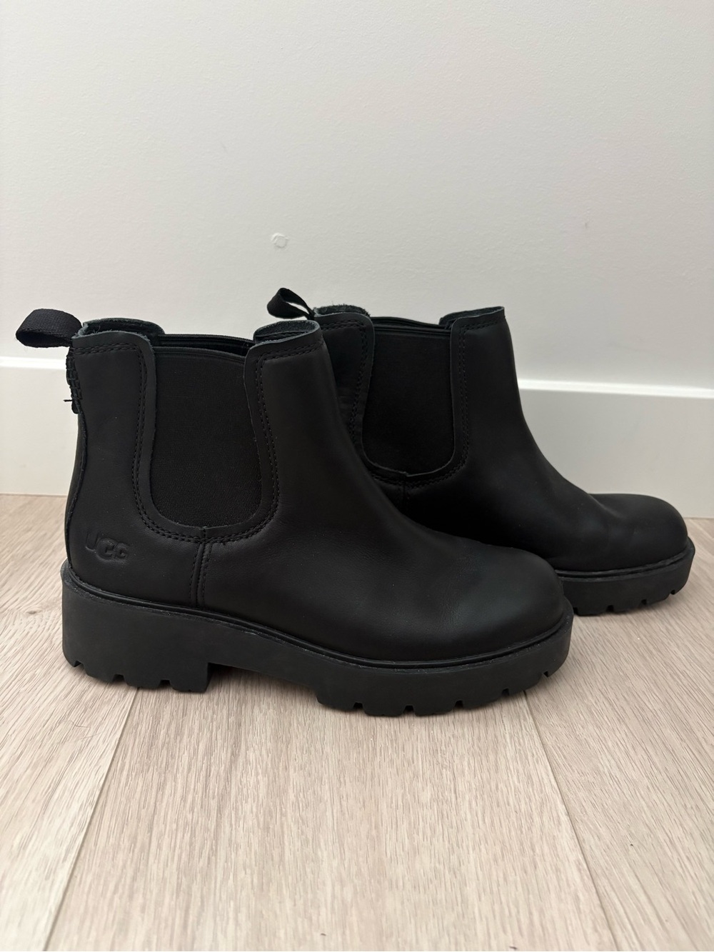 UGG Black Leather Chelsea Platform Lug Sole Ankle Boots Size 7